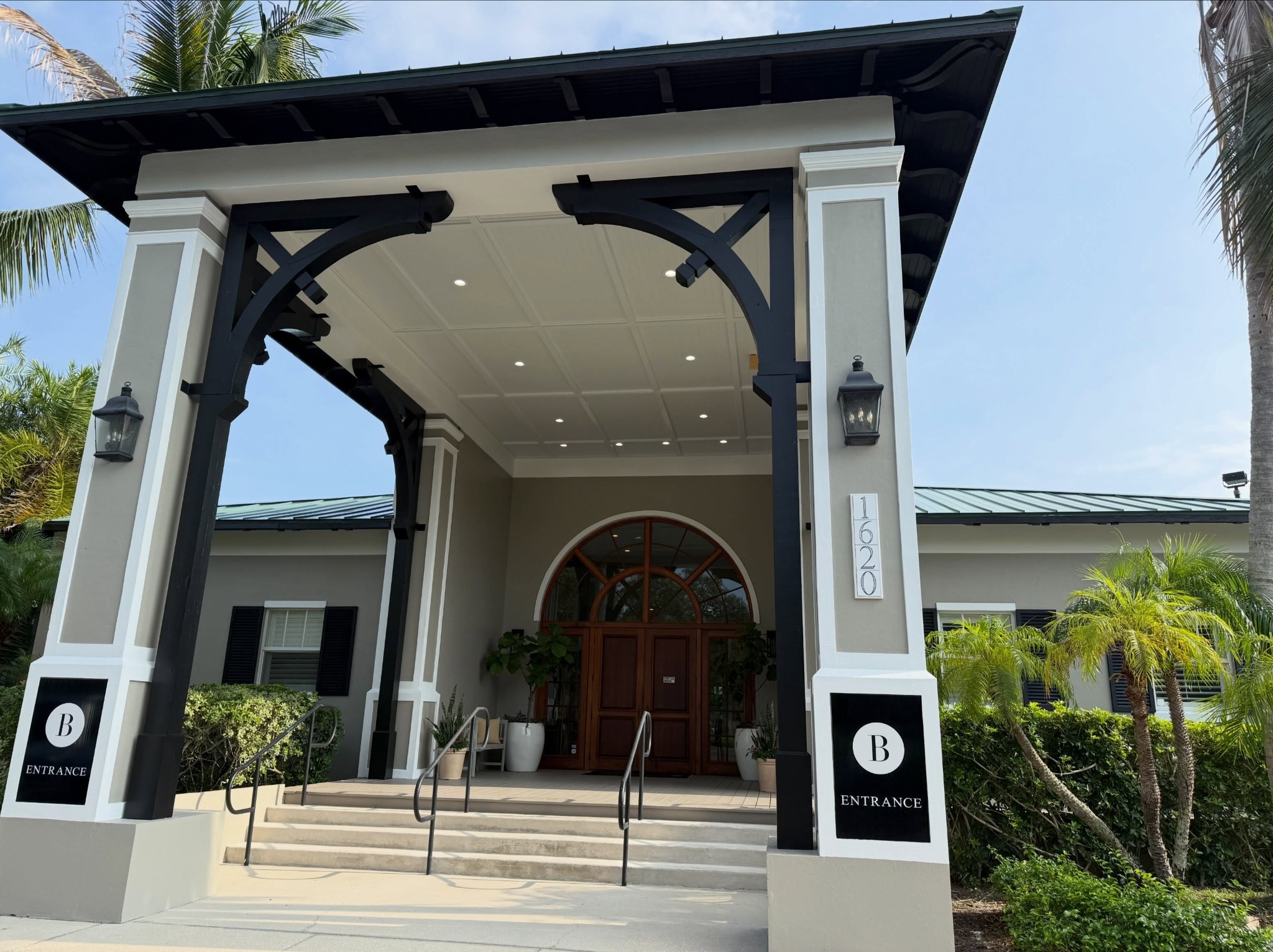 Front entrance of Boulevard Tennis and Padel Club